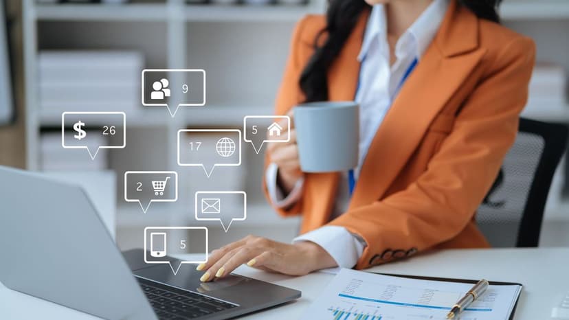 Anwältin im orangefarbenen Blazer am Laptop mit Social-Media-Symbolen