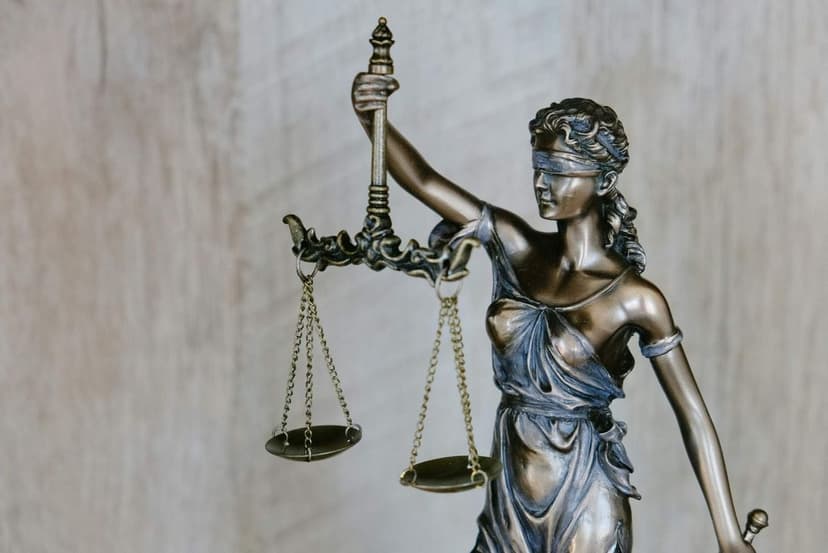 Rechtsanwalt entwickelt Kanzleimarketing-Strategie zur Mandantengewinnung am Laptop in modernem Kanzleibüro