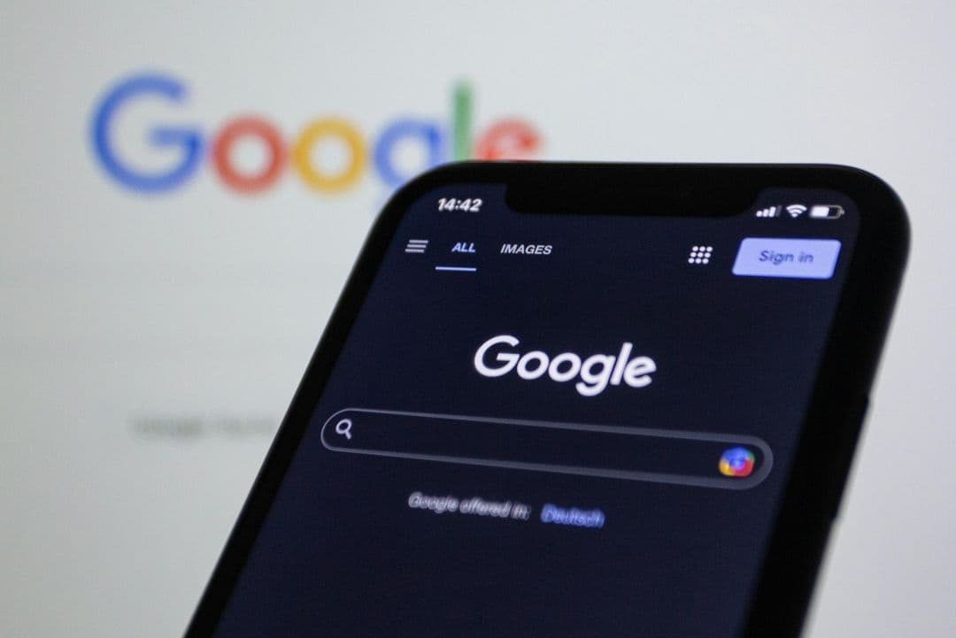 Rechtsanwalt überprüft Google Maps Eintrag seiner Kanzlei auf dem Smartphone zur lokalen Sichtbarkeitsoptimierung