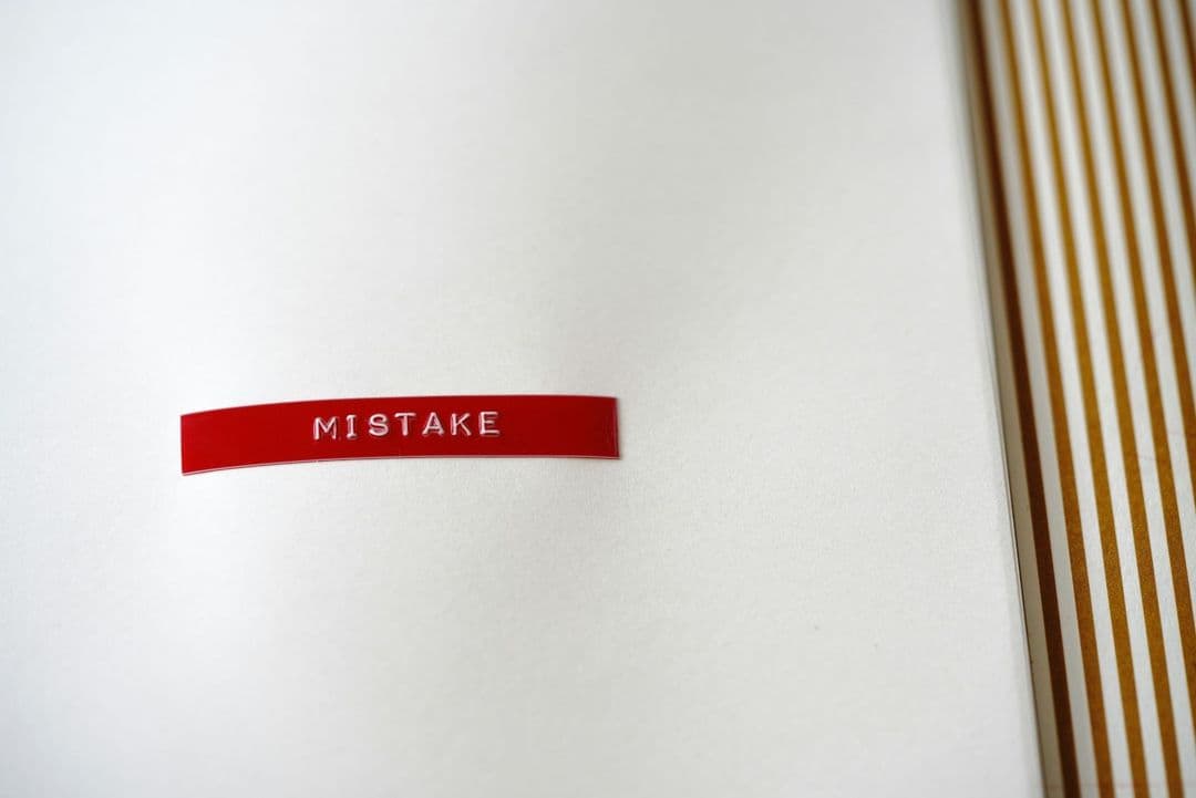 Rechtsanwalt erkennt Marketingfehler auf seinem Laptop und notiert Verbesserungsmaßnahmen für seine Kanzlei