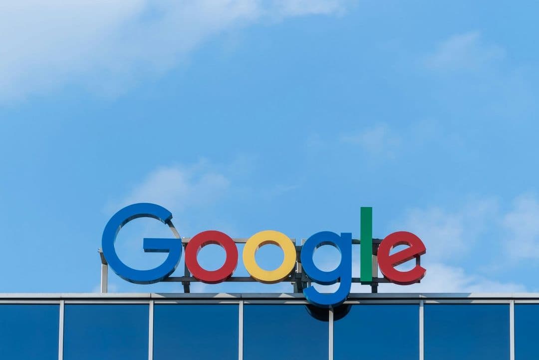 Rechtsanwalt analysiert Google-Suchergebnisse für seine Kanzlei auf dem Laptop zur SEO-Optimierung