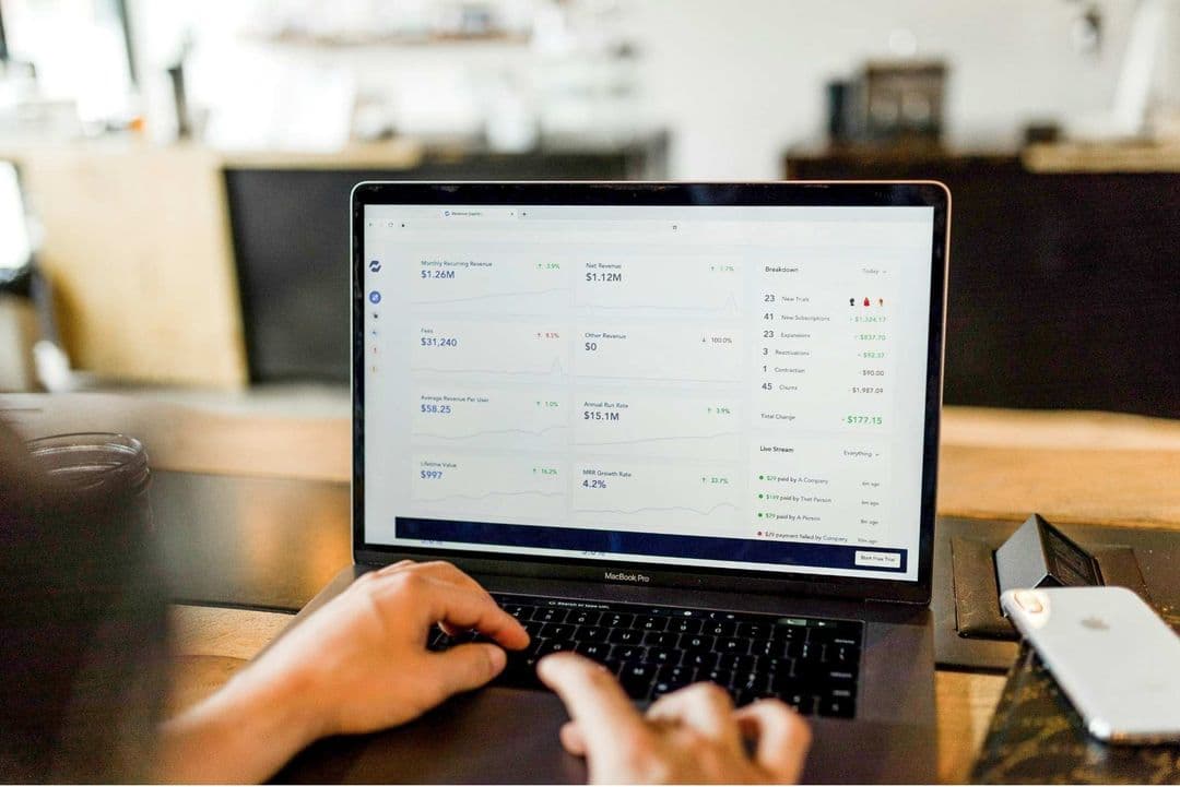 Rechtsanwalt überprüft Google-Ads-Kampagne seiner Kanzlei auf dem Laptop und analysiert Klickkosten und Anfragen